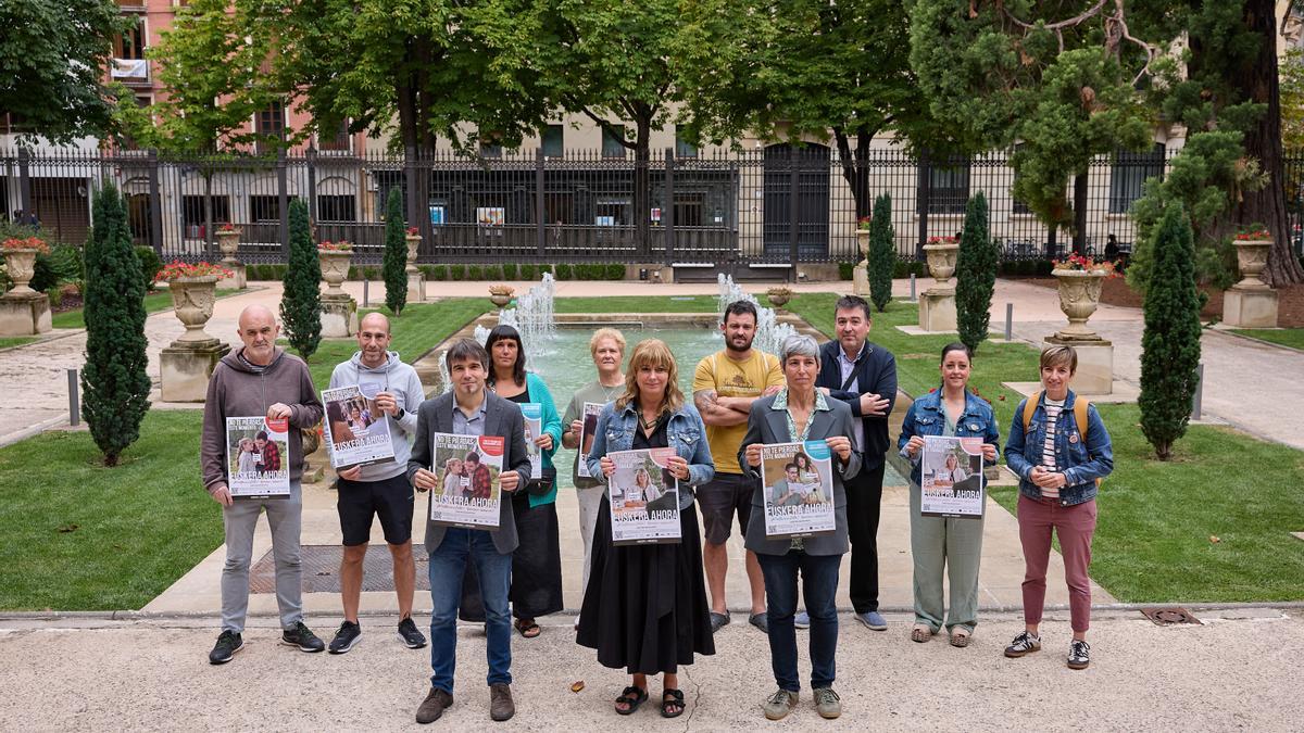 Ana Ollo flanqueada por el director gerente de Euskarabidea Jabi Arakama y la directora del servicio de Planificación y Promoción del Euskera, Paula Kasares, y detrás representantes de entidades colaboradoras de la campaña.
