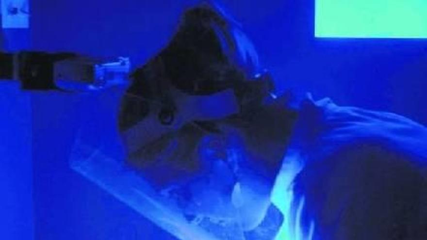 Una investigadora de Tecnalia realiza un análisis en el laboratorio.