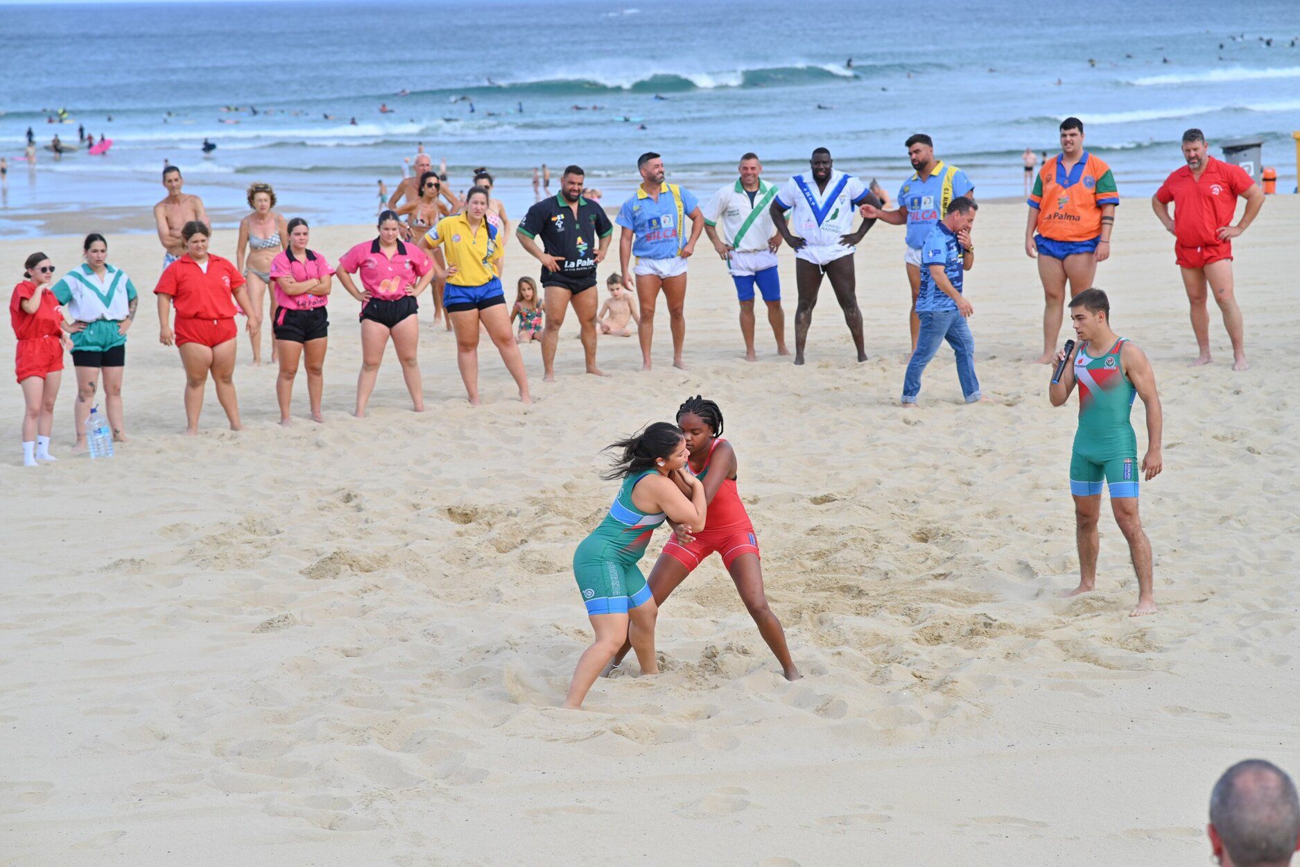 Espectacular exhibición de lucha canaria en la playa de la Zurriola