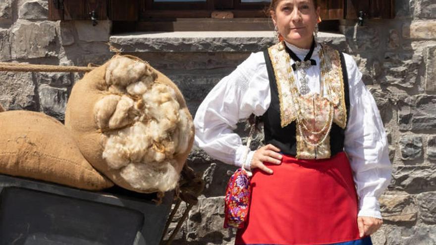 Ana Rosa Ezquer Aznárez posa junto a uno de los decorados del Día de la Indumentaria.