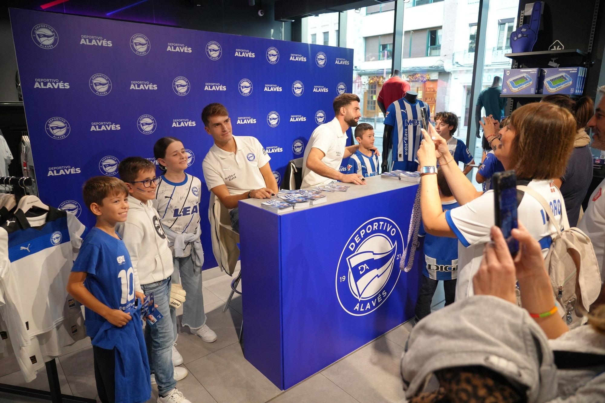 En imágenes: Firma de autógrafos para desbordar Vitoria-Gasteiz de ilusión albiazul
