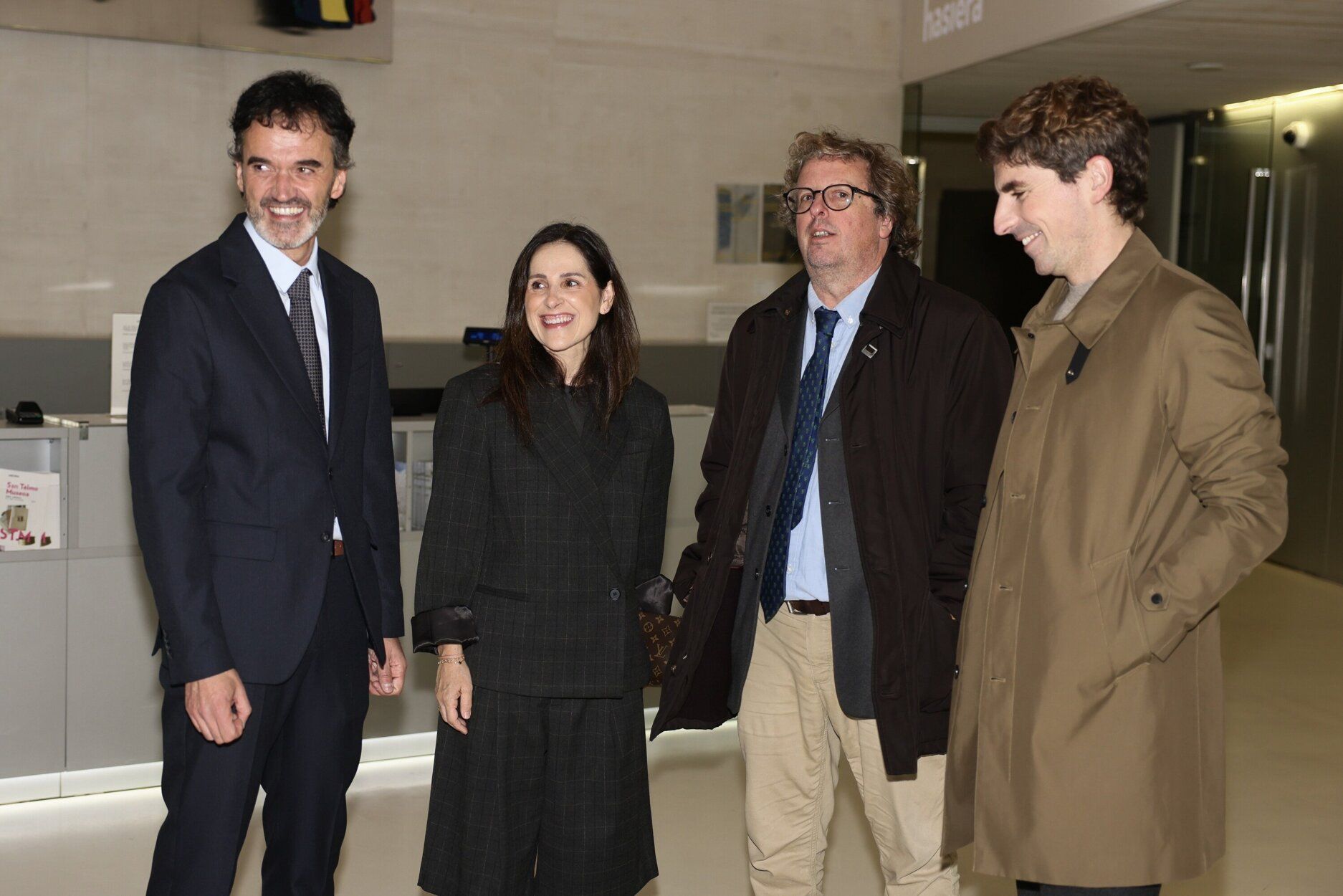 El gerente de NOTICIAS DE GIPUZKOA, Xabier del Valle, recibe a la presidenta del Parlamento, Bakartxo Tejeria; al de las Juntas, Xabier Ezeizabarrena, y al alcalde de Donostia, Jon Insausti