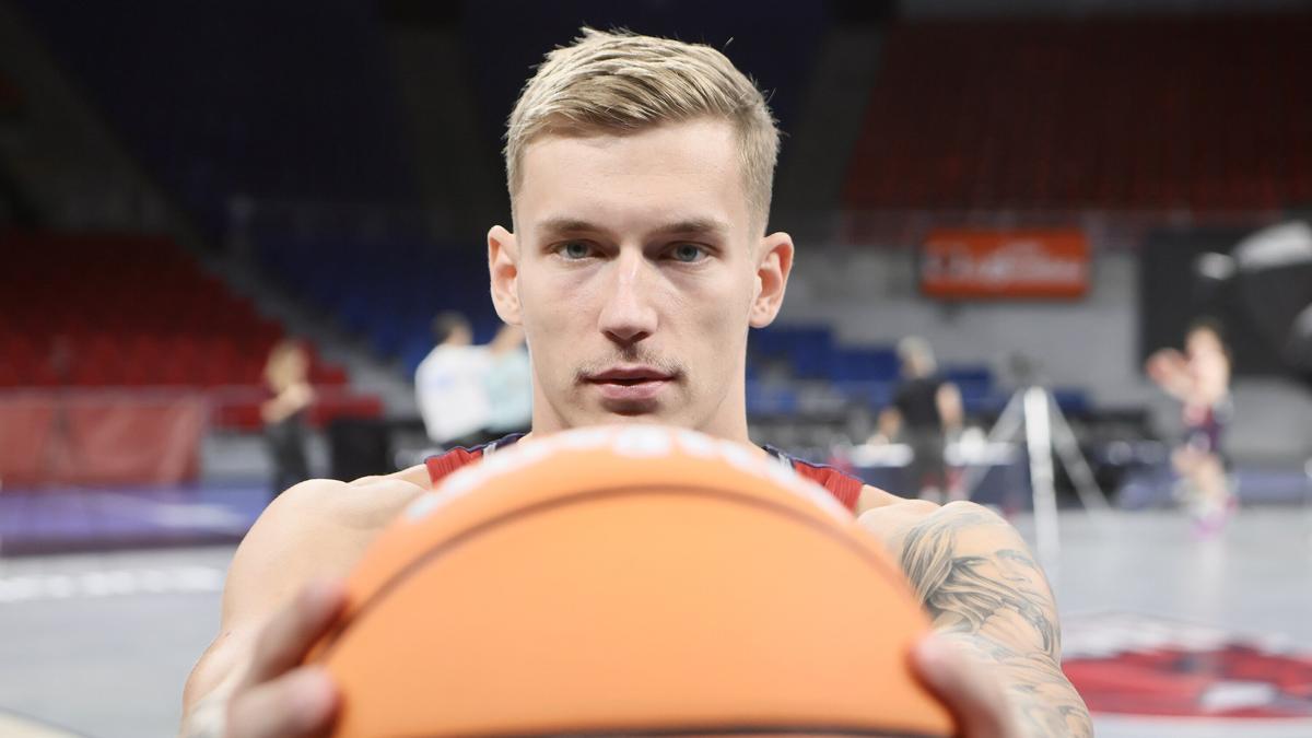 Luka Samanic posa en el Buesa durante su entrevista con DNA