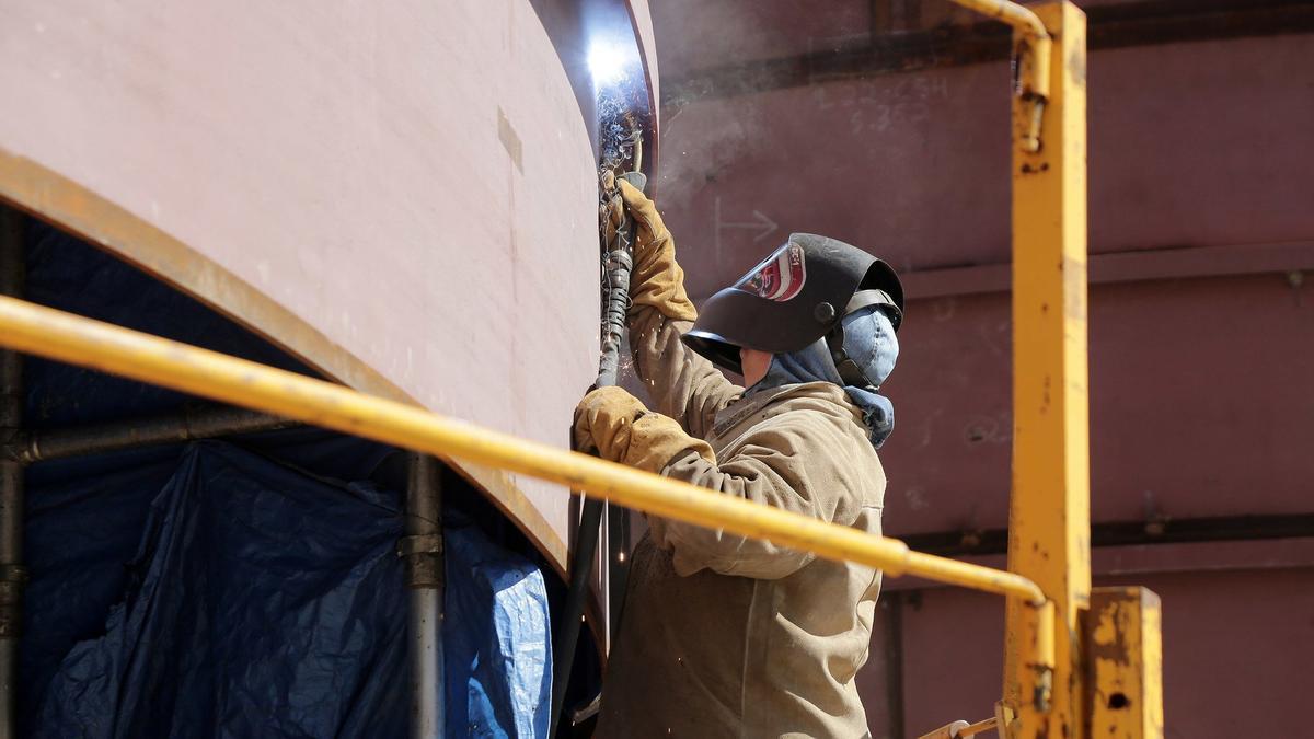 Un trabajador en la instalación de una planta de biometanización.