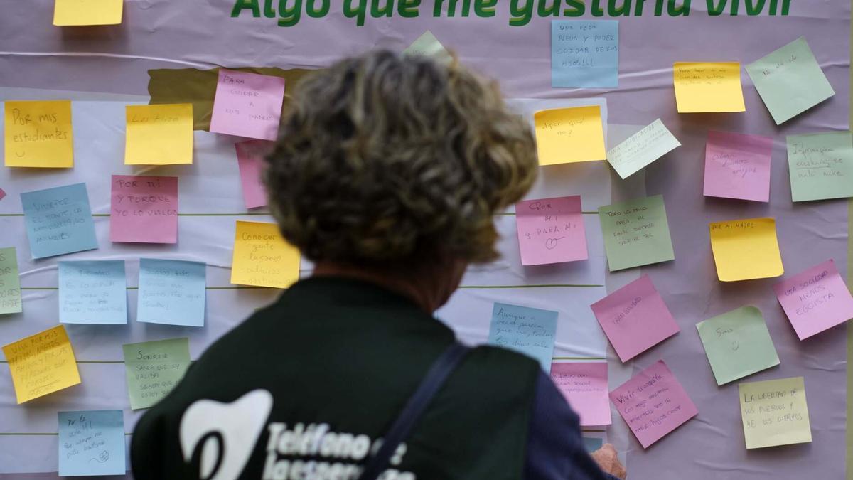 Frases que recogen sentimientos de lo que le gustaría vivir a cada uno, en el acto de sensibilización sobre el suicidio