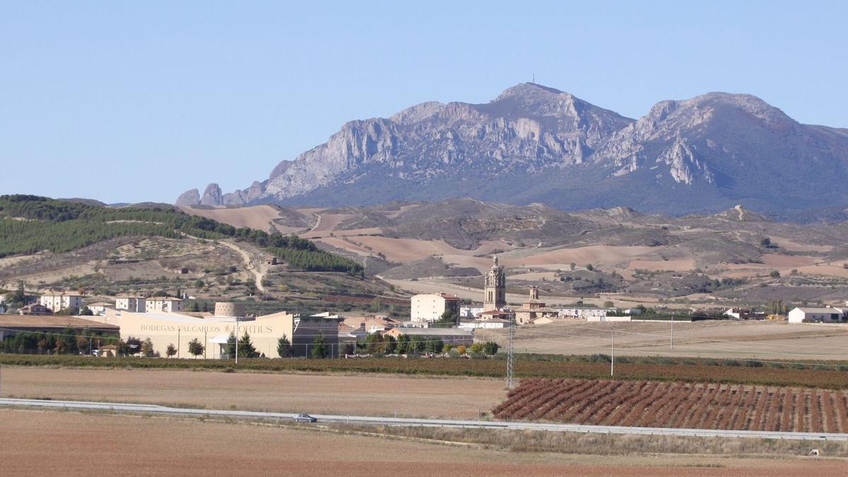 Vista de la localidad de Los Arcos, en la Merindad de Estella, con la sierra de Codés al fondo.