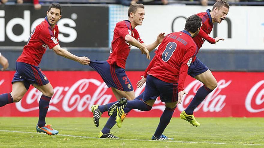 Cejudo, Torres y De las Cuevas corren detrás de Oriol Riera para felicitarle por su gol de cabeza.