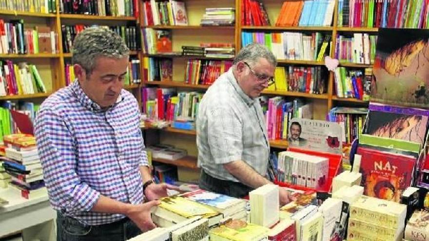 Ángel Mari Leorza, &#039;Leo&#039;, y Pedro Echávarri, colocando algunos ejemplares en la Librería Irrintzi durante esta semana.