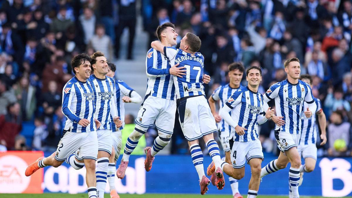 Los jugadores de la Real celebran el gol que marcó Barrenetxea, de falta, al Villarreal.