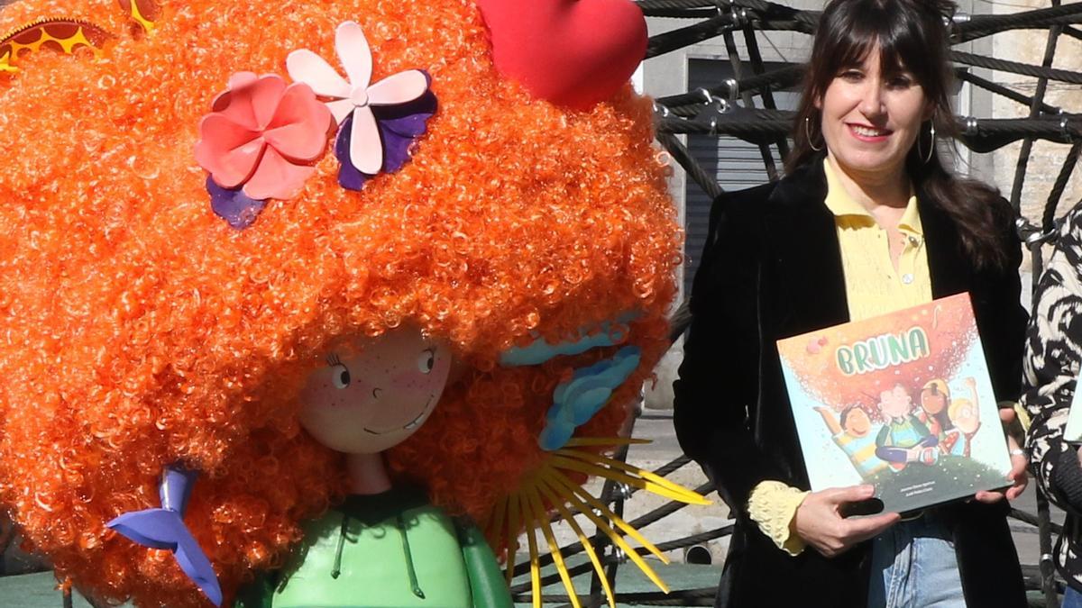 Jasone Osoro, junto a Bruna, uno de los personajes creados por la escritora elgoibartarra.