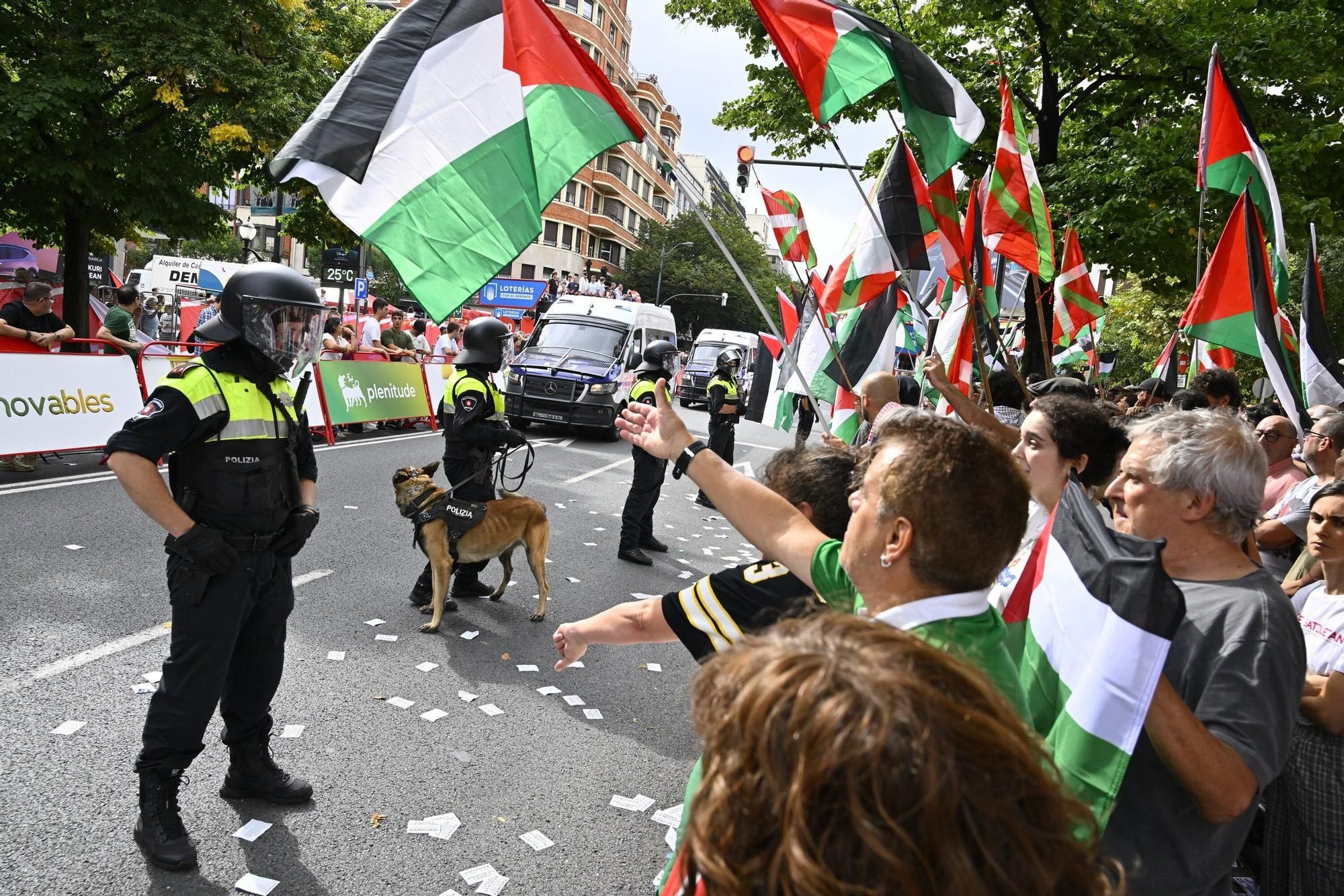 En imágenes: protesta contra el Israel al paso de la La Vuelta por Bilbao