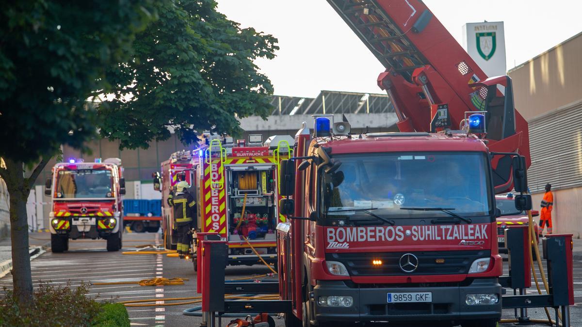 Los bomberos de Navarra en un incendio en la Comisaría de la Policía Municipal.