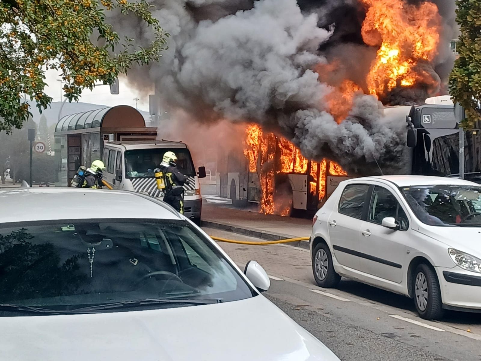 Fotos de la villavesa ardiendo en Berriozar