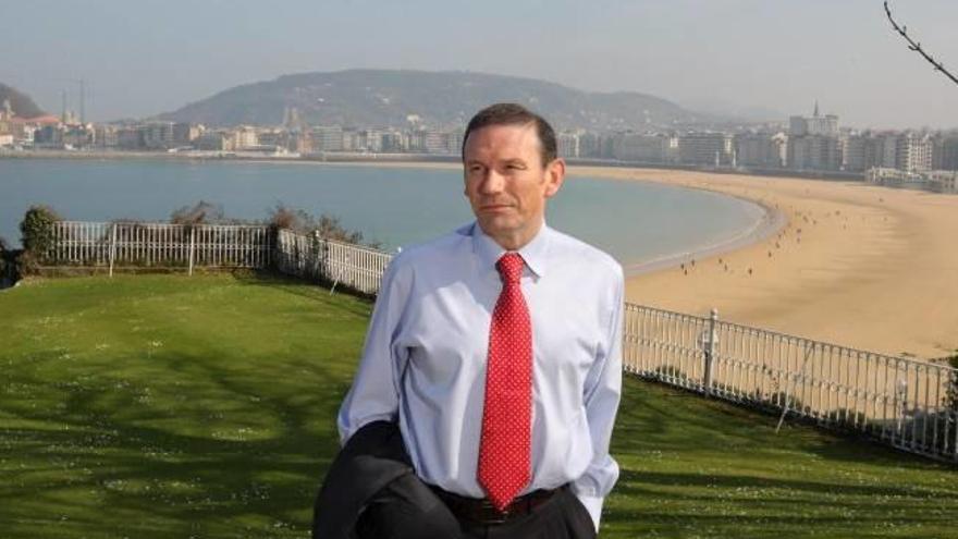 Juan José Ibarrtexe posa con la playa de La Concha al fondo