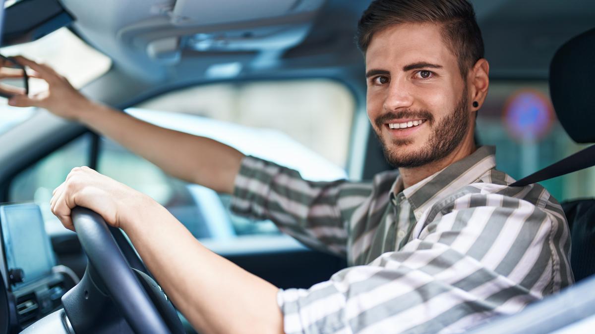 Conductor joven al volante.