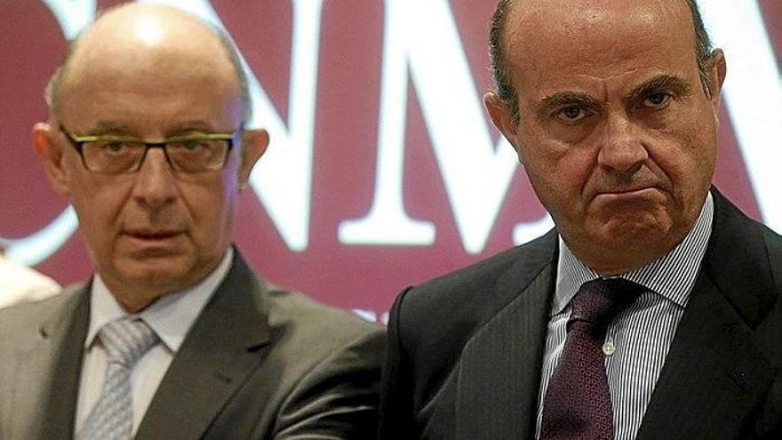 El ministro de Economía, Luis de Guindos, junto al ministro de Hacienda, Cristóbal Montoro.