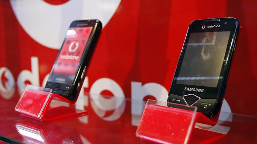 Móviles de Vodafone expuestos en el escaparate de una tienda.