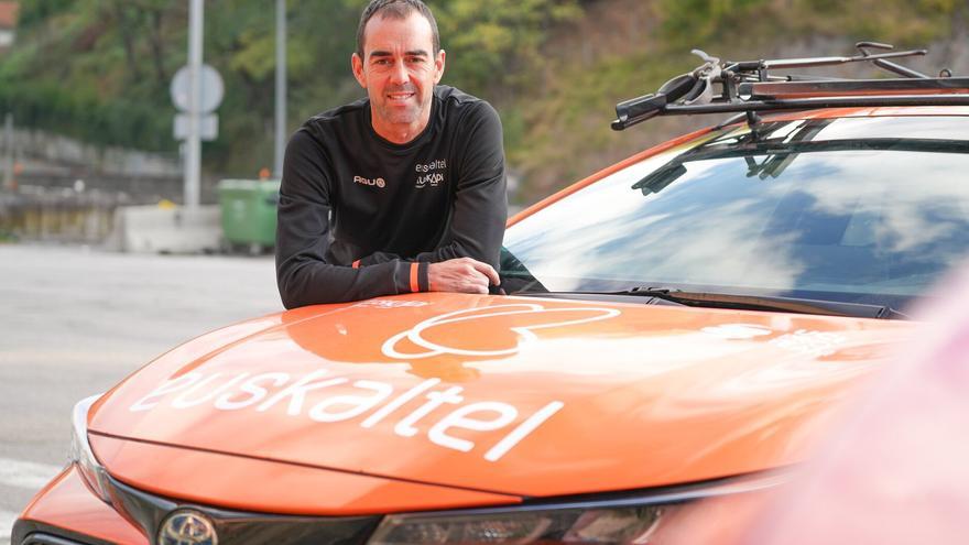 Jorge Azanza, director deportivo del Euskaltel-Euskadi: “Hay cosas que no han salido bien, pero el proyecto sigue ilusionando”