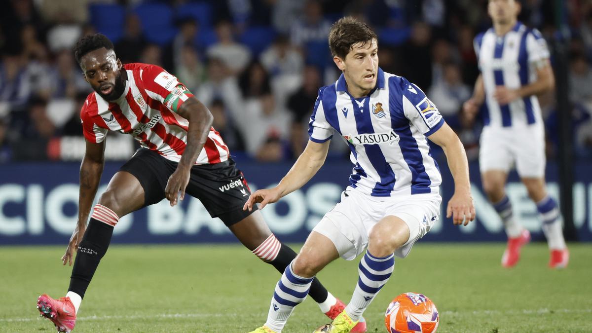 Iñaki Williams persigue a Aihen Muñoz durante el derbi ante la Real Sociedad
