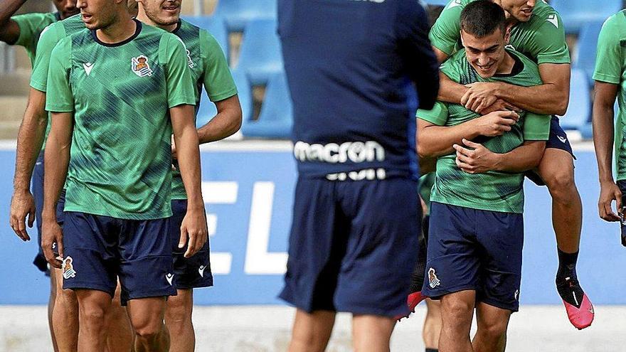 Roberto López, Bautista, Isak, Barrenetxea y Guevara bromean antes de comenzar el entrenamiento ante la mirada de Mikel Labaka, de espaldas.