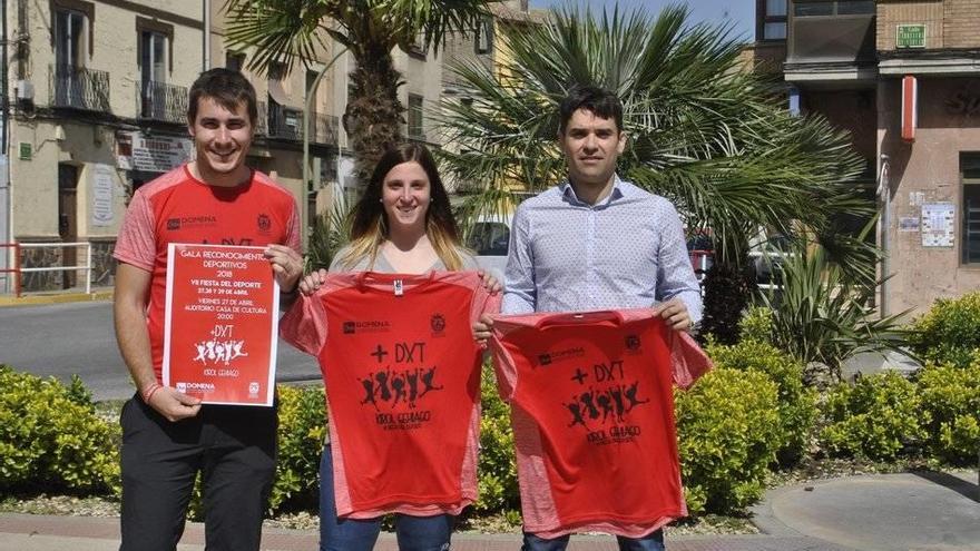 Ignacio Martínez, Yara Baigorri y Pablo Azcona, con las camisetas de la fiesta.
