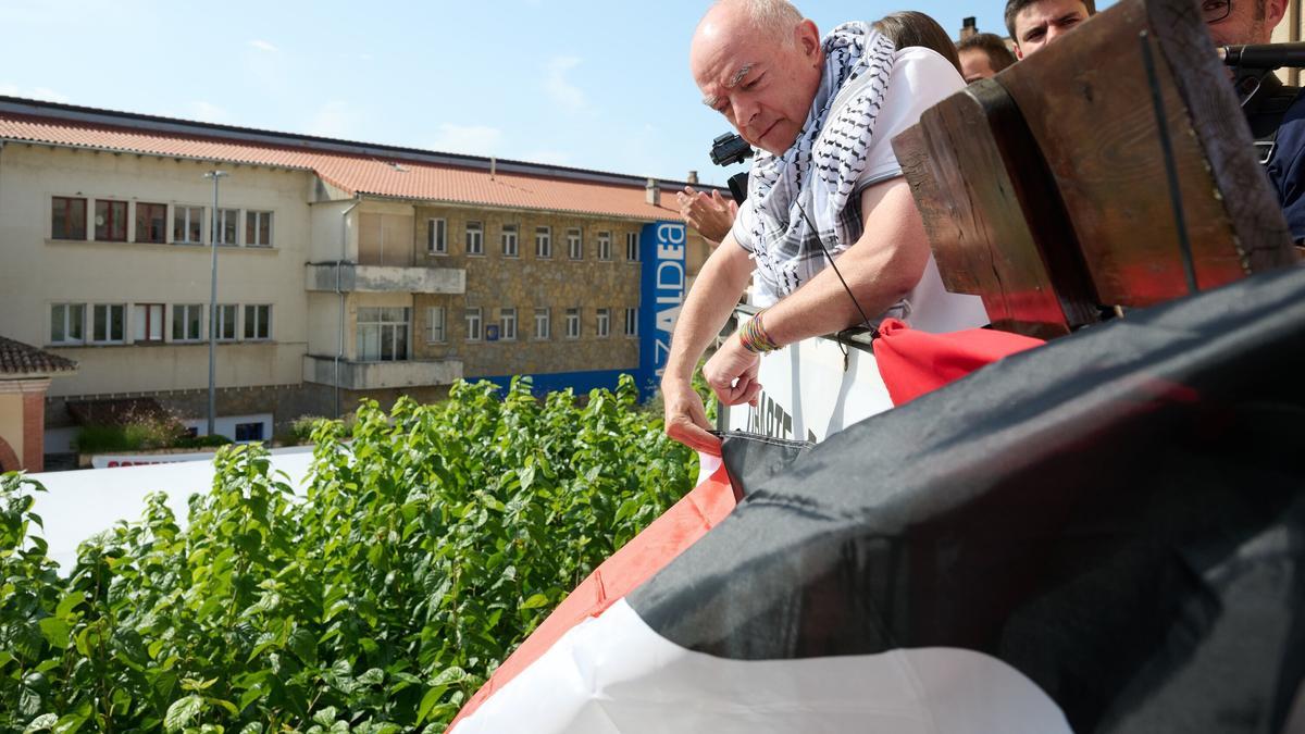 El ayuntamiento colocó la bandera de Palestina en el balcón tras el lanzamiento del cohete.