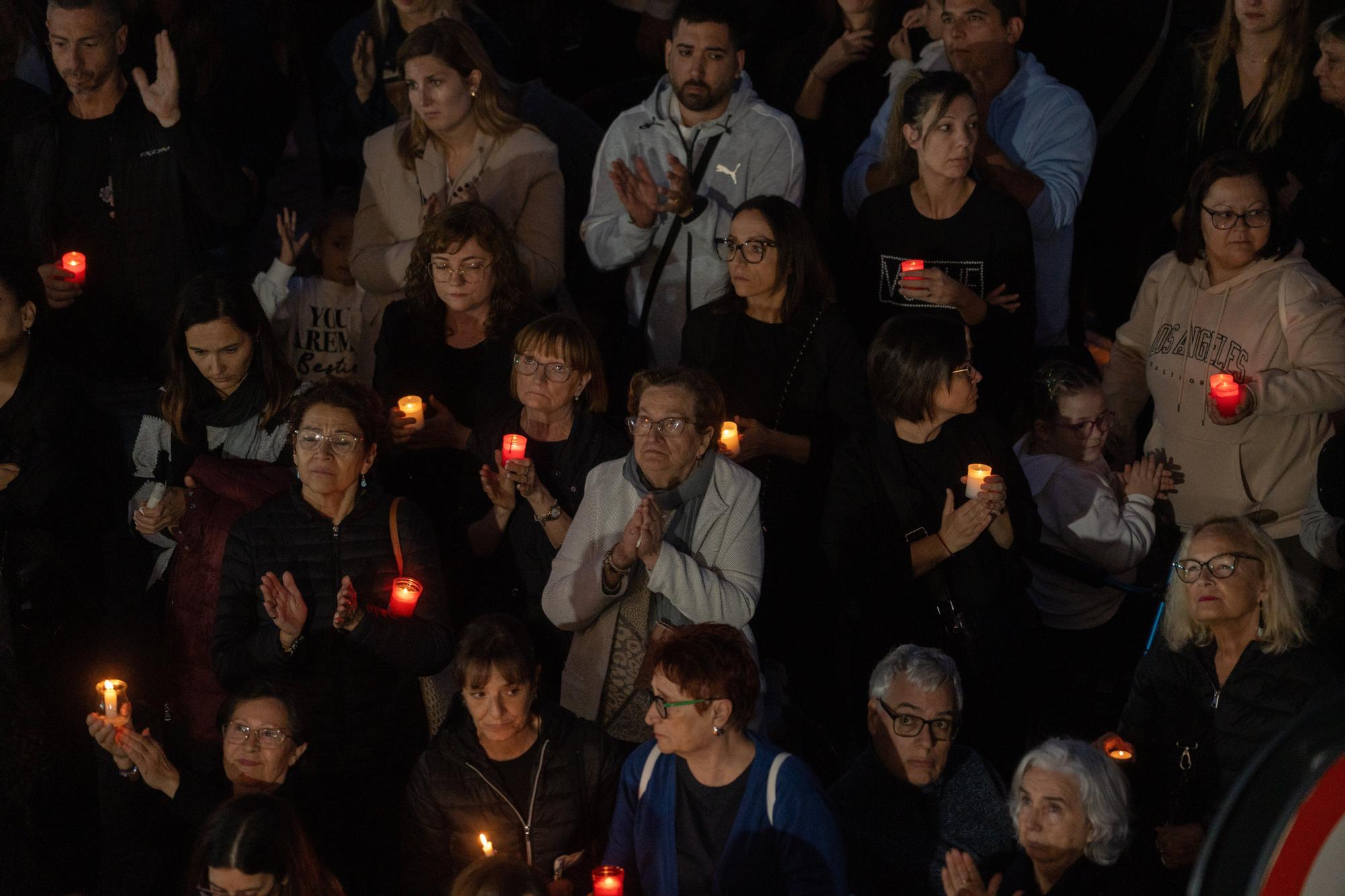 En imágenes: Decenas de velas en la rambla del Poyo homenajean a los fallecidos en la dana