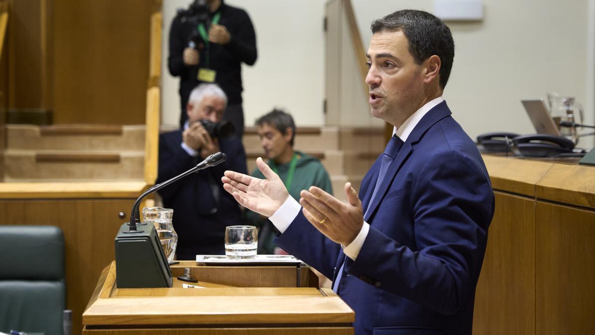 Imanol Pradales, durante la sesión en el Parlamento Vasco