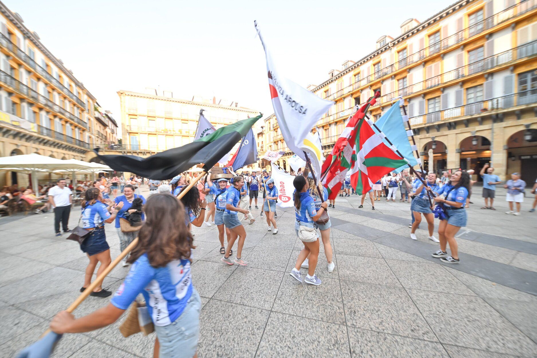 Donostia Arraun Lagunak exhibe sus banderas y la Liga Euskotren