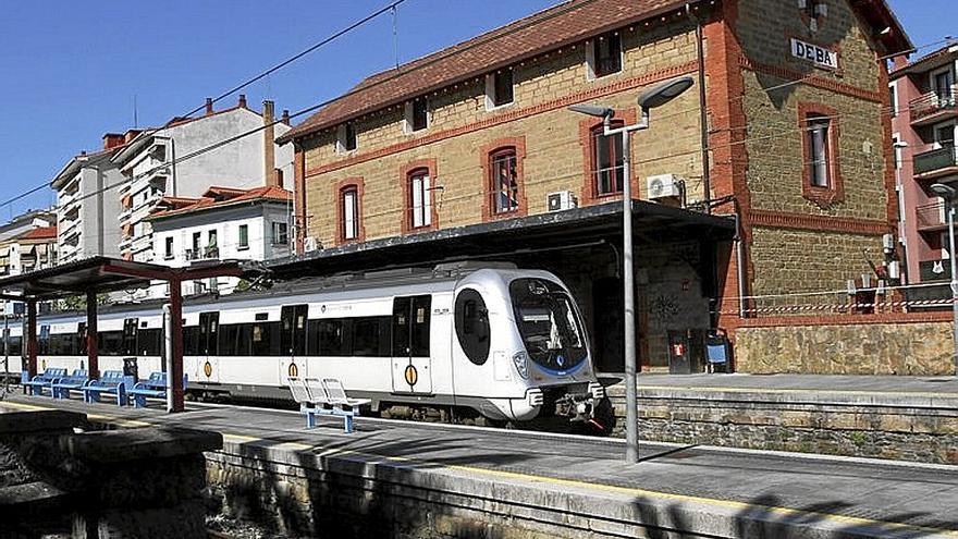 Un tren realiza una parada en la estación de Deba.  | FOTO: J.LEON