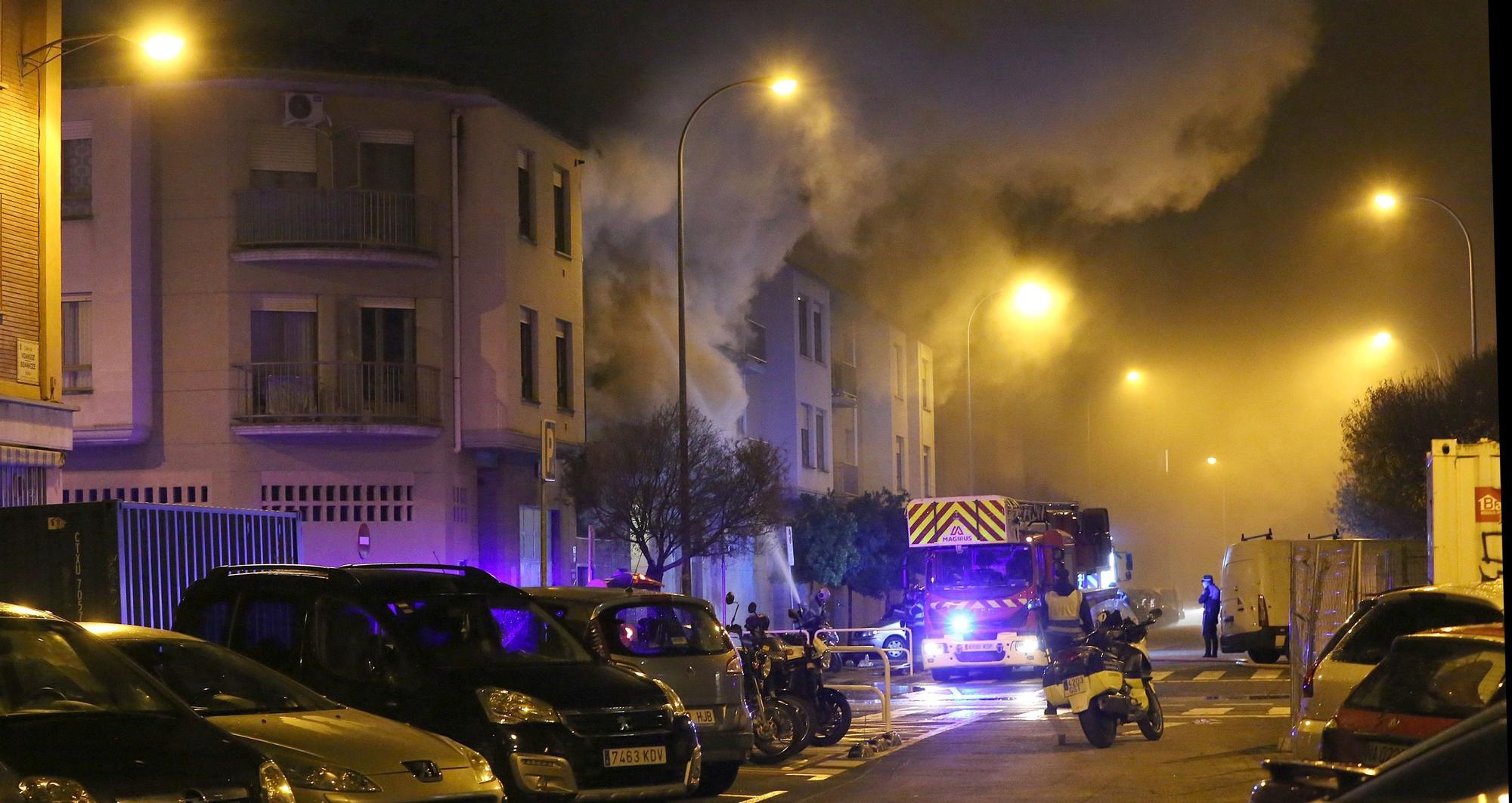 Fotos del incendio de un bazar en la Rochapea