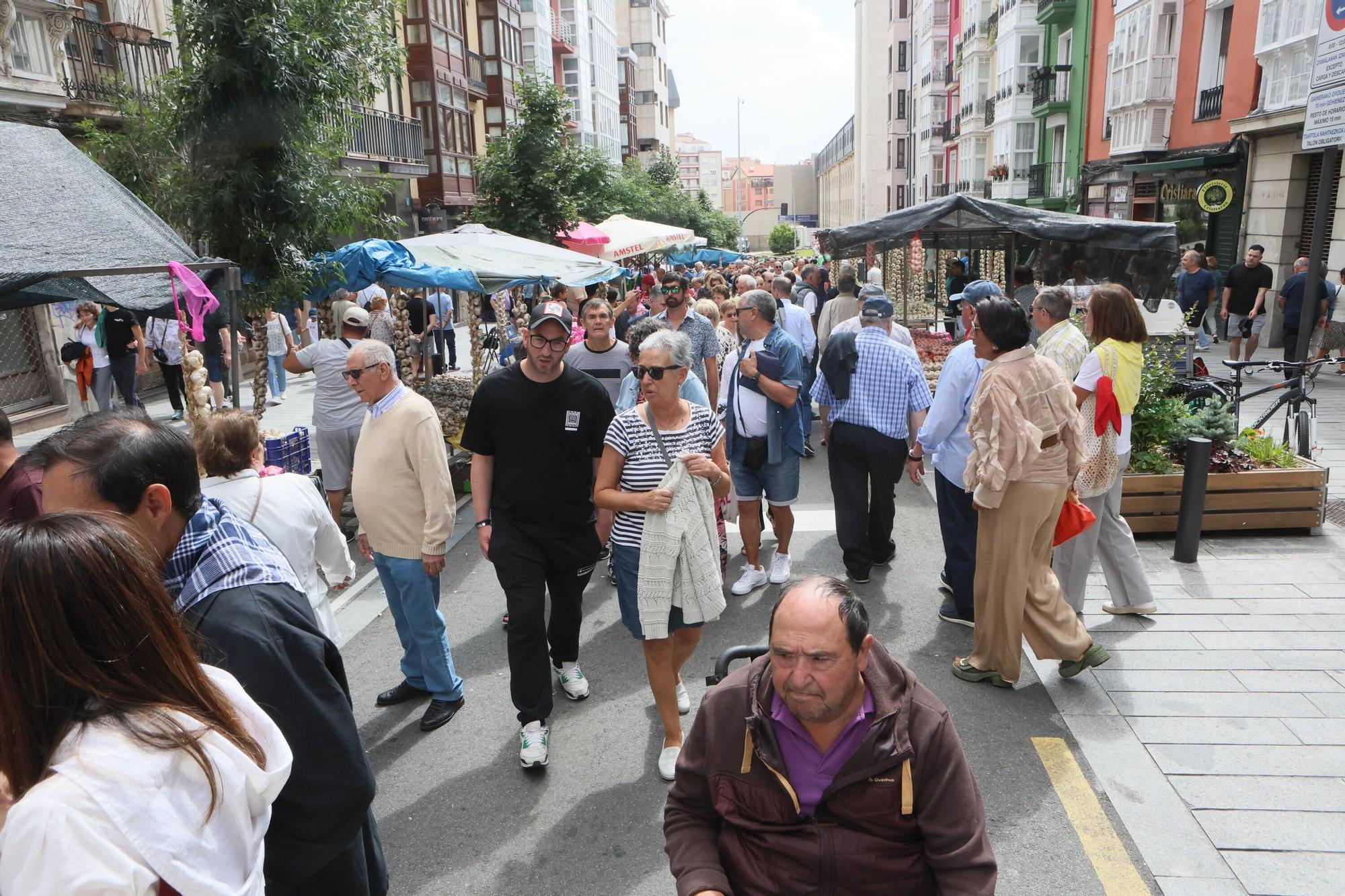 En imágenes: La feria de ajos atrae a los vitorianos un año más