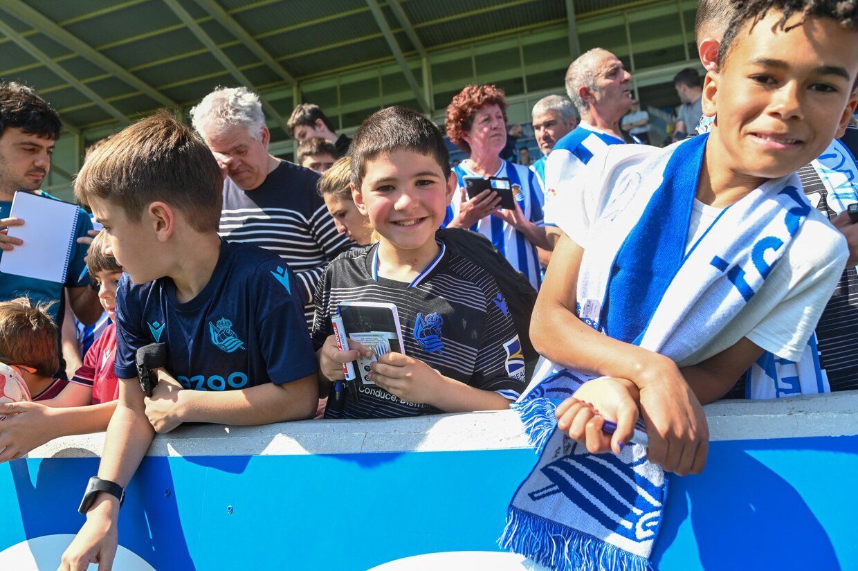 La Real se entrena junto a su afición en Zubieta.