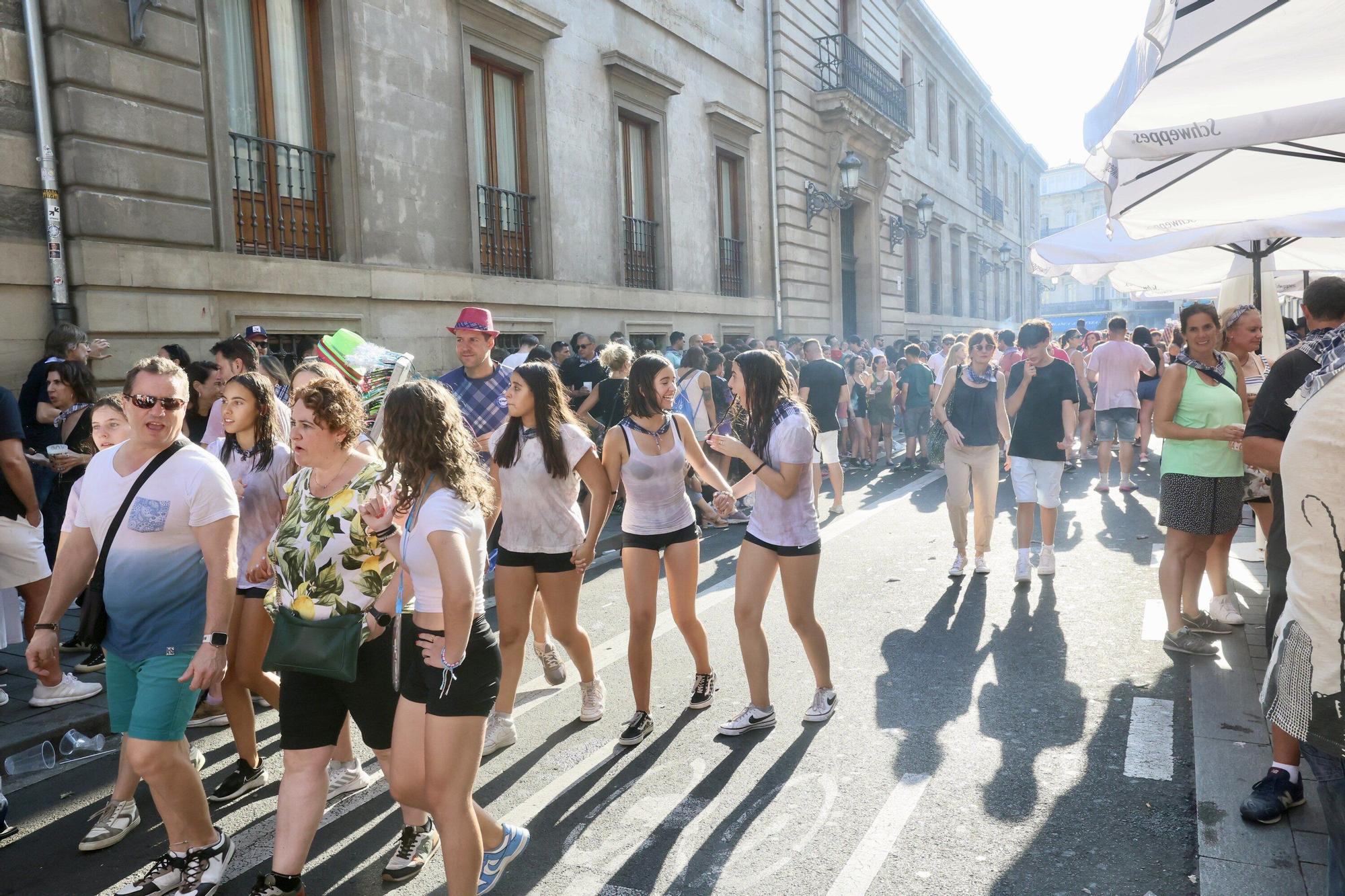 En imágenes: Vitoria sale a la calle a celebrar La Blanca tras el txupinazo