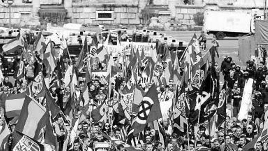 Centenares de ultraderechistas se manifiestan en Barcelona al grito de &quot;Catalunya es España&quot;