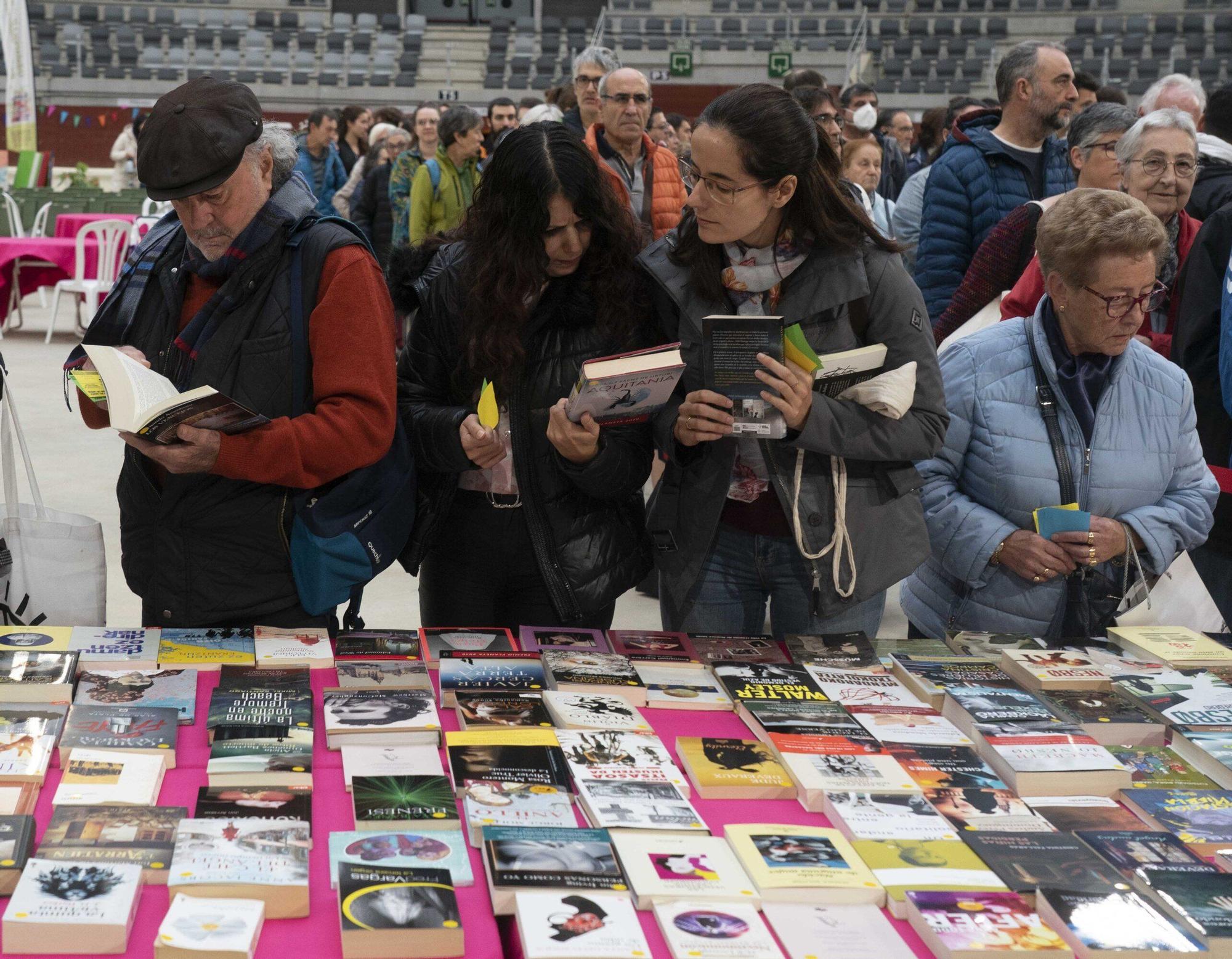 El Iradier, convertido en mercado de trueque de libros
