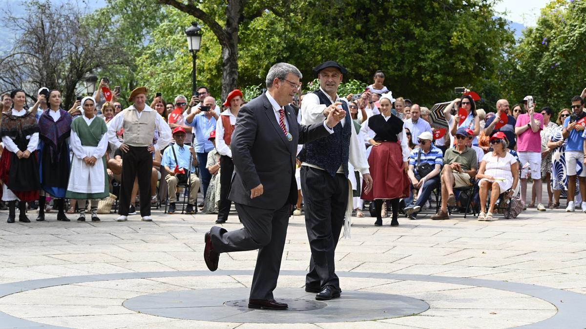 El Alcalde de Bilbao, Juan Mari Aburto, bailando el tradicional aurresku