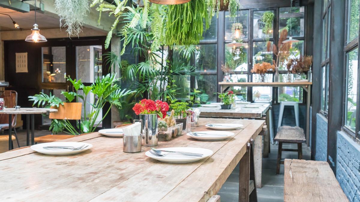 Mesa de restaurante lista para recibir a los comensales.