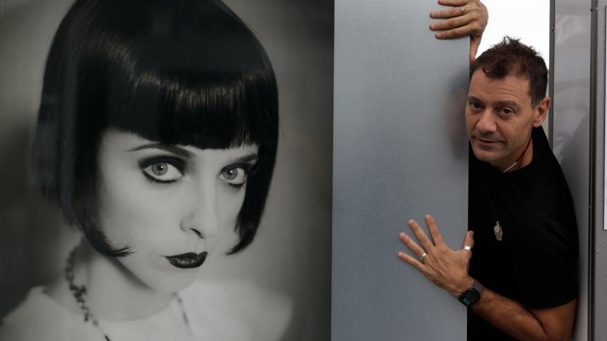 Omar Ayyashi, en Donostia junto al retrato de Leticia Dolera.