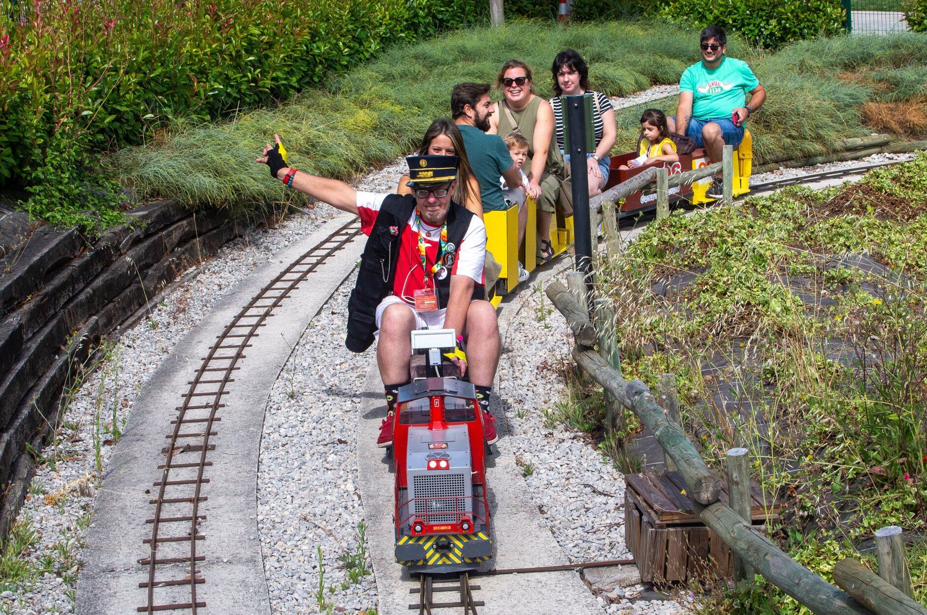 FOTOS | Budimir disfruta con su familia y se monta en el tren de Trinitarios