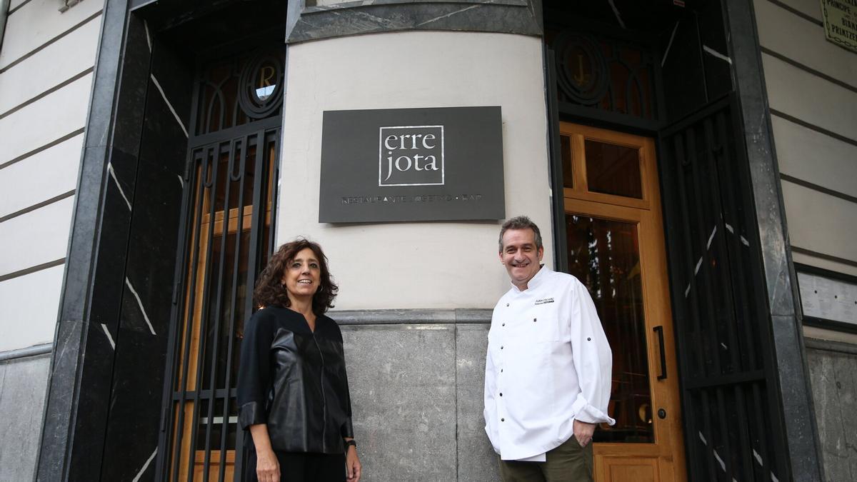 Raquel y Jua, a las puertas de su local, en el número 1 de la plaza Príncipe de Viana.