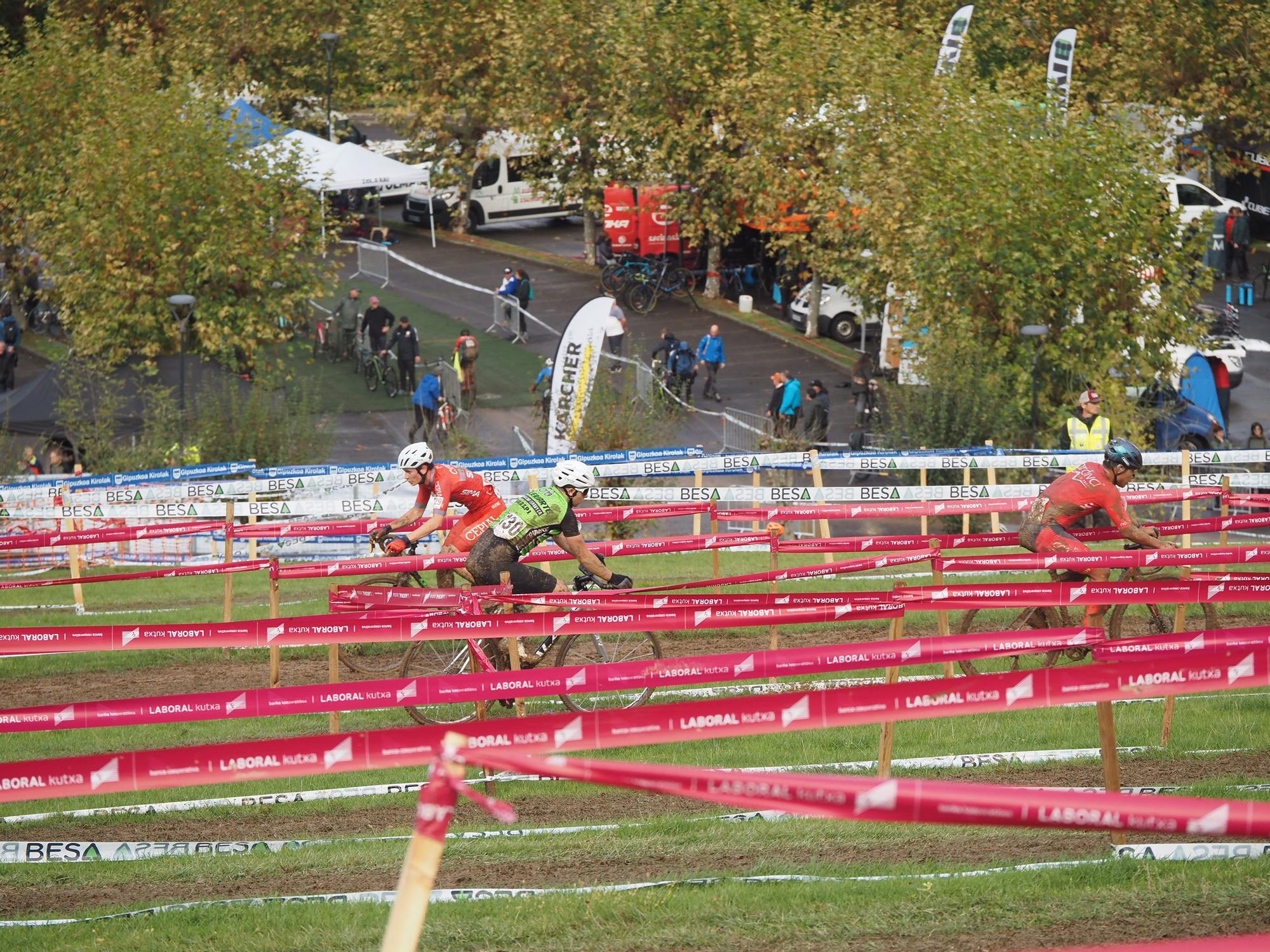 El barro se sumó al espectáculo de ciclocross en Elgoibar