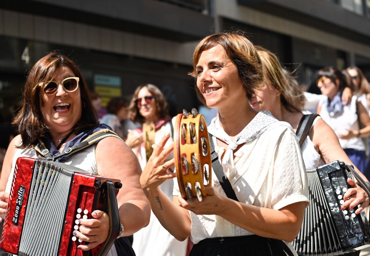 Gran ambiente en el desfile de la Euskal Jira de Irun
