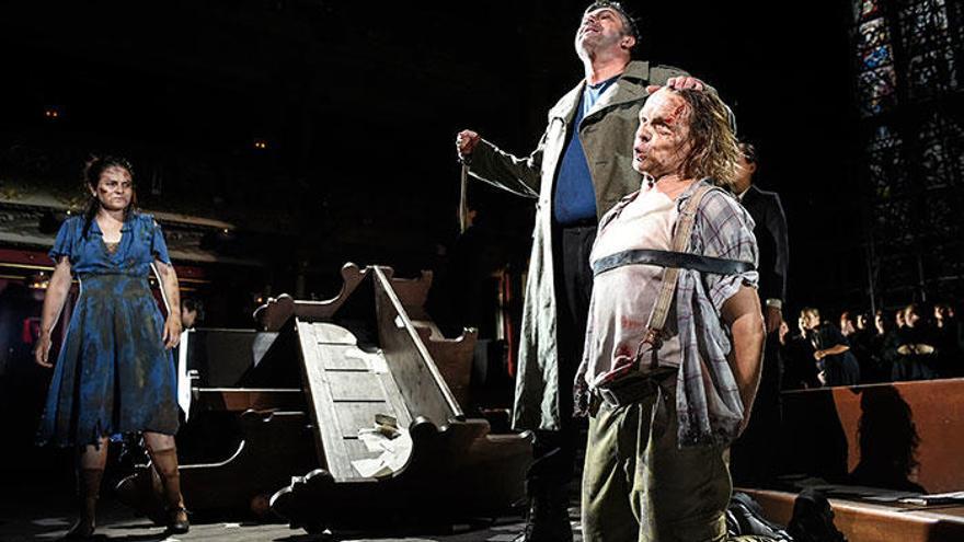 Actores representando la ópera.