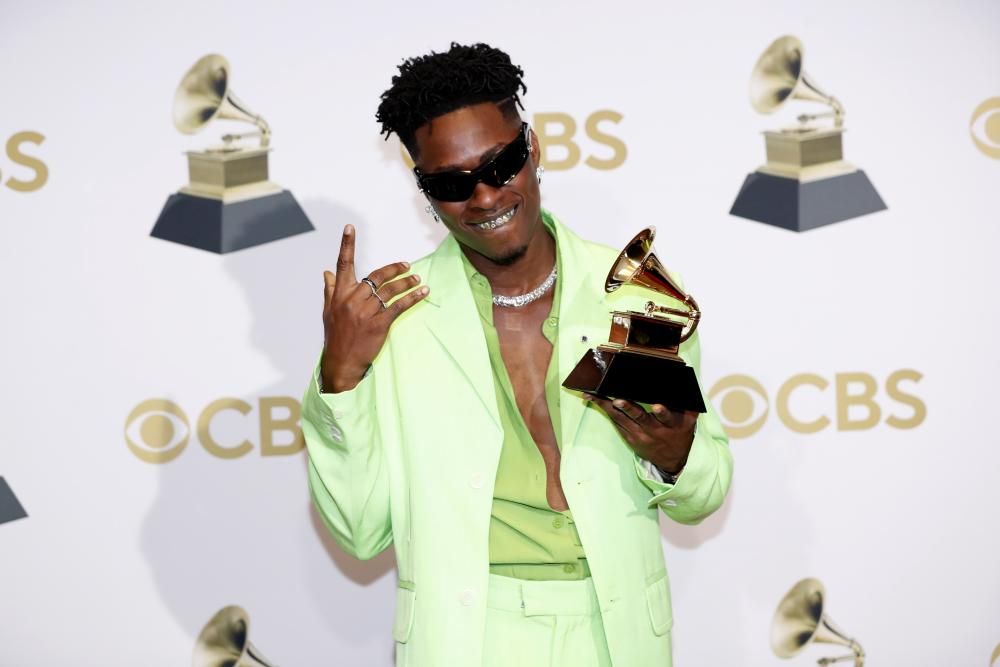 Lucky Daye, posa con su Grammy