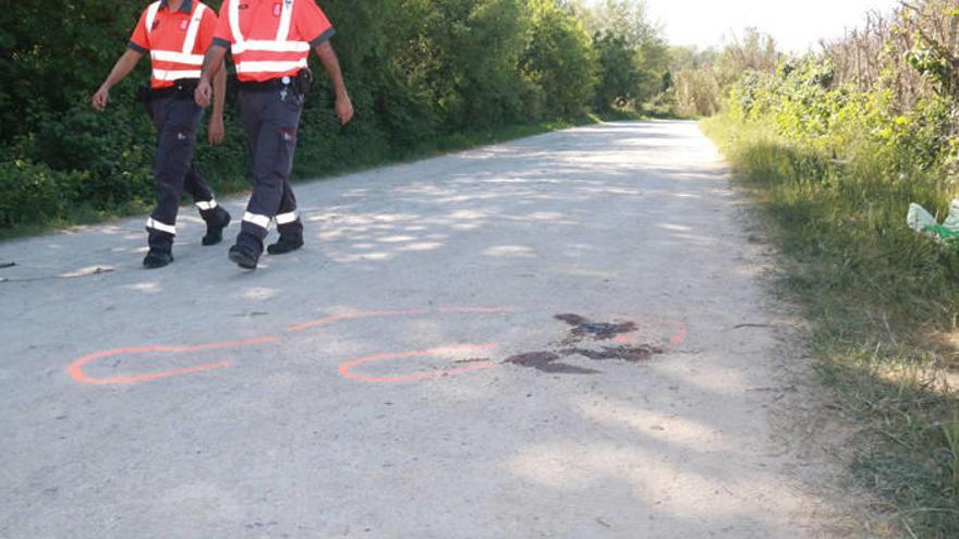 Dos policías foral caminan por Las Norias en el lugar donde quedaban restos de lo ocurrido.