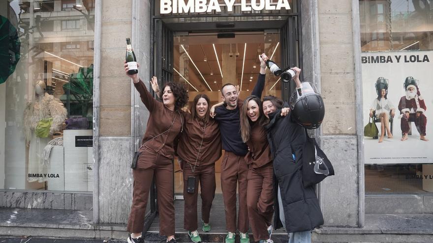 Felicidad en Donostia con la Lotería de Navidad: empleadas de Bimba y Lola celebran el segundo premio