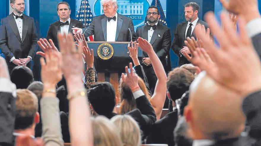 Pujol elude el banquillo, Trump las balas