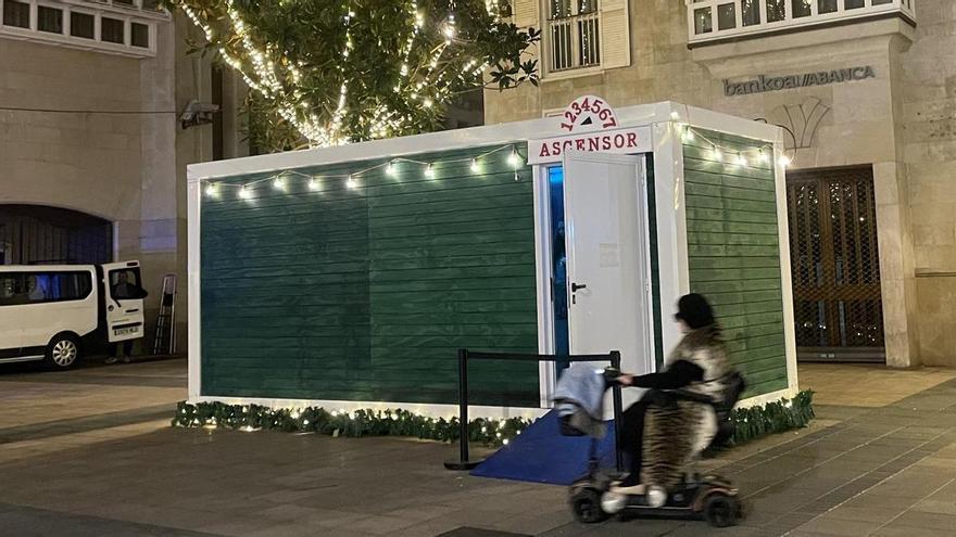 El primer viaje del Ascensor Mágico de la plaza Arca se hace esperar