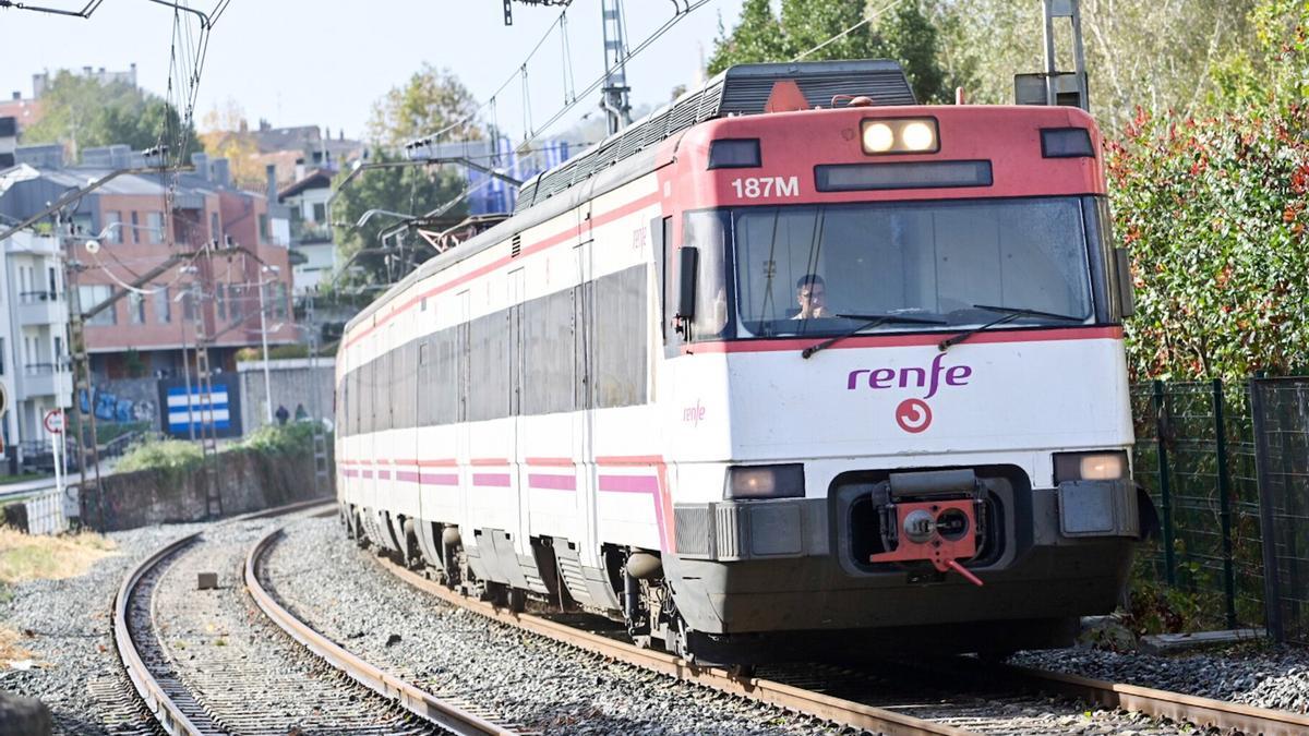 Un tren de Cercanías a su paso por Ategorrieta / Arnaitz Rubio Un tren de Cercanías a su paso por Ategorrieta / Arnaitz Rubio